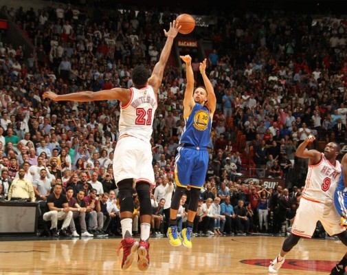 Stephen Curry sigue haciendo historia con los Warriors