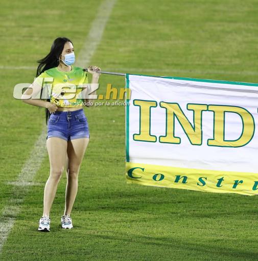 ¡Hermosas chicas y color! La Ceiba se viste de fiesta para el juego juego Vida vs. Olimpia