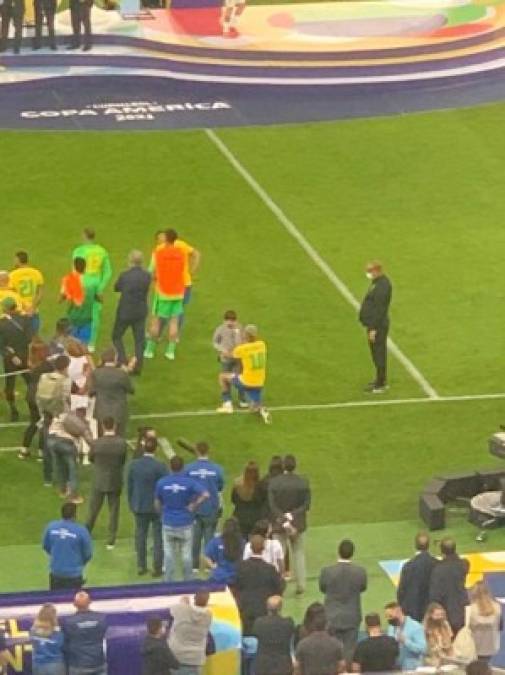 No se vio en TV: Messi celebró el título con su ídolo de siempre y el niño que buscó a Neymar