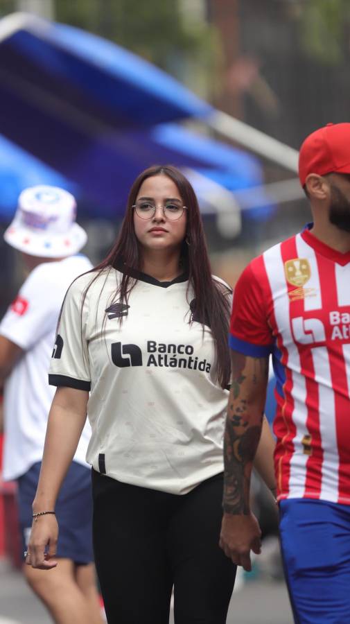 Derroche de belleza en la final: aficionadas, edecanes y presentadores disfrutan del Olimpia vs Motagua