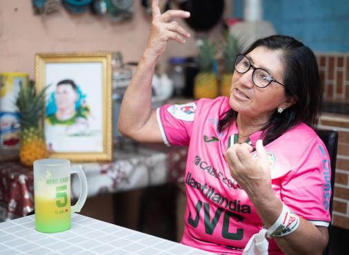 Tomando jugo de piña y vestida con la camiseta del Monstruo Verde, así atendió Doña Anita a Diario DIEZ.