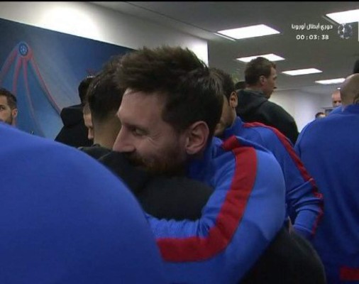 Las imágenes que no se vieron por TV: El saludo de Alves a Messi y Neymar