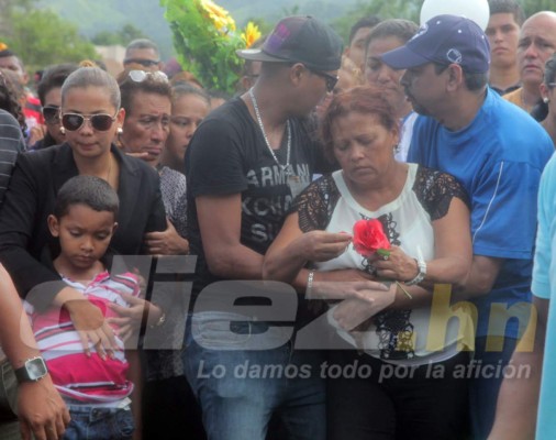 FOTOS: Las desgarradoras imágenes del sepelio de Arnold Peralta