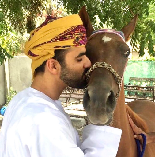 Este es el abogado que le hizo un ofertón a Messi por el bisht que recibió del Emir de Qatar y revela para qué lo necesita
