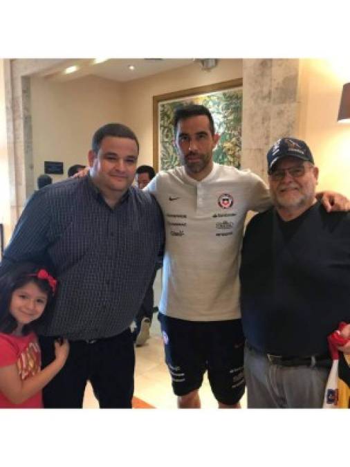 Aficionados chilenos llegaron al hotel a visitar a su selección en San Pedro Sula
