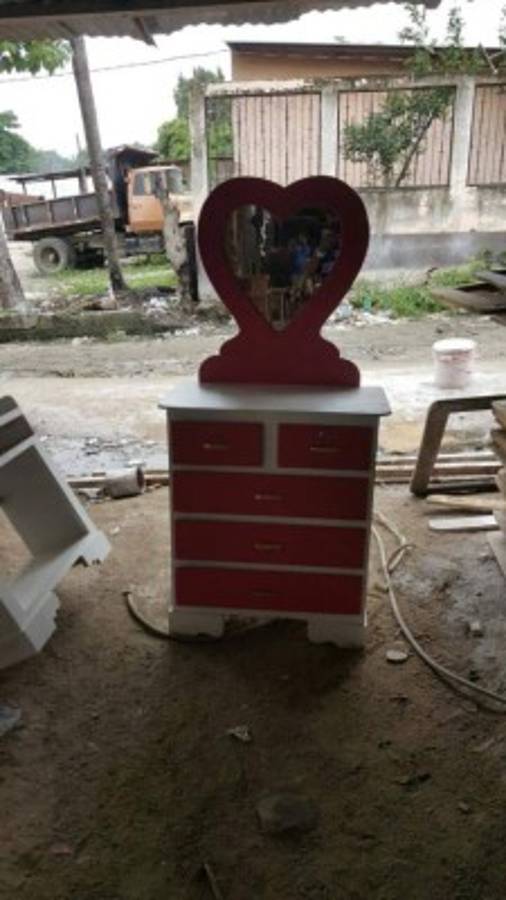 Así es la nueva vida del futbolista Manuel Doño en el taller de ebanistería