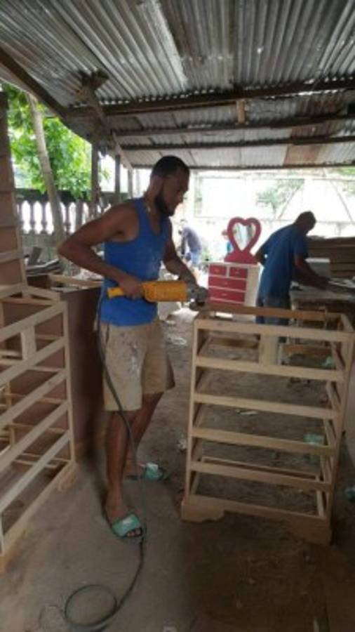 Así es la nueva vida del futbolista Manuel Doño en el taller de ebanistería