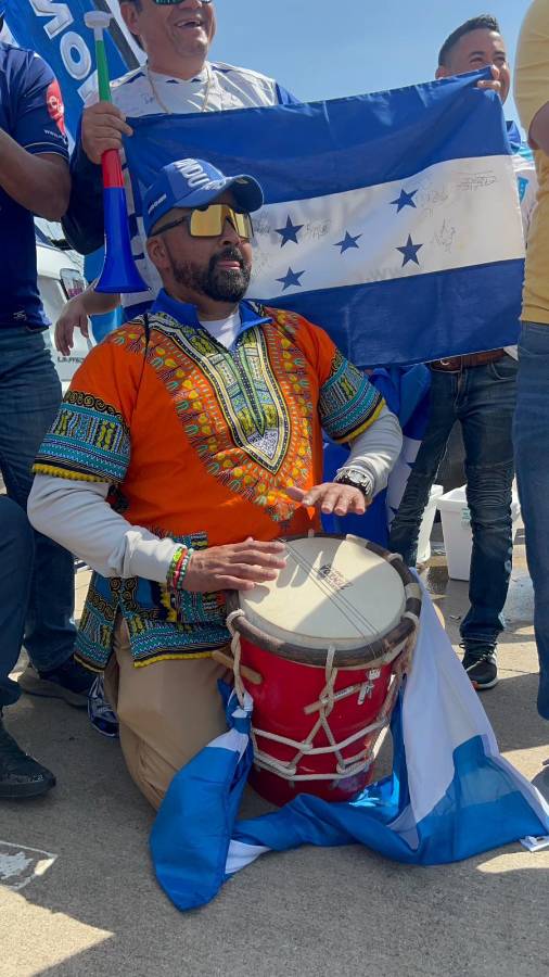 FOTOS: ¡Punta, asados y famoso incluido! Así es el ambientazo hondureño en el Toyota Stadium para el repechaje ante Costa Rica