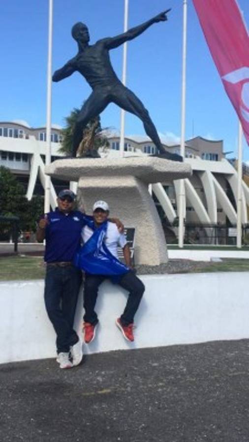 ¡Pollo asado y sopas! El ambiente en afueras del Independence Park previo al Jamaica-Honduras