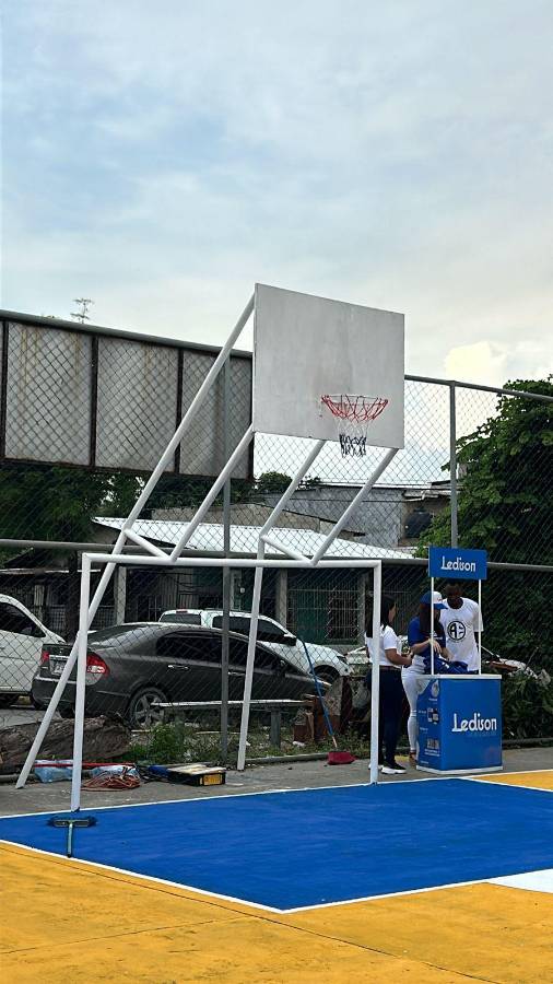 Alberth Elis la hace de pintor y se luce con nuevo trabajo social para al remodelar cancha en famoso barrio