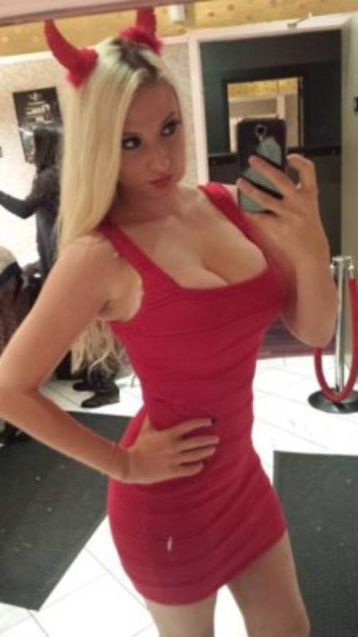 FOTOS: Peleadora tuvo que cambiar de categoría por tamaño de su busto