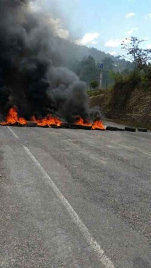 FOTOS: Martes de caos en la zona norte con rastras y postas policiales quemadas