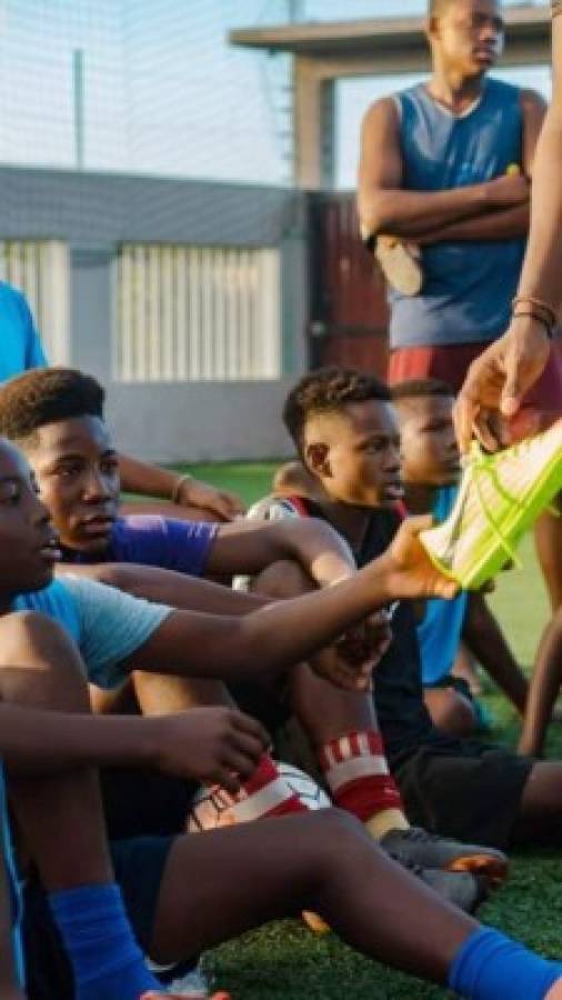 Alberth Elis sorprende a niños de Tela y les regala implementos deportivos