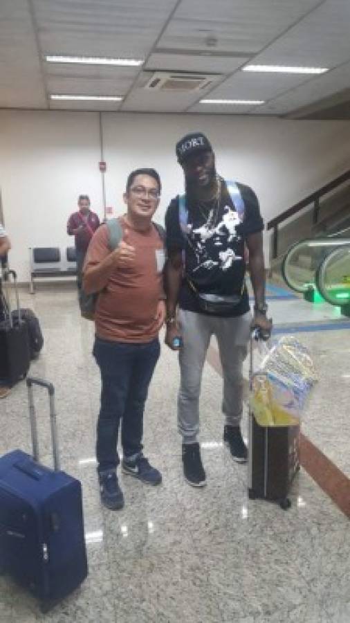 Adebayor llega a Paraguay para ser presentado por Olimpia y desborda locura