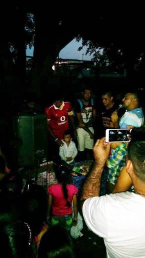 El futbolista Mario Martínez se viste de Santa y regala juguetes a niños