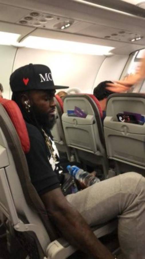 Adebayor llega a Paraguay para ser presentado por Olimpia y desborda locura