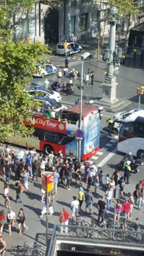 FOTOS: Las impactantes imágenes del atentado terrorista de Barcelona