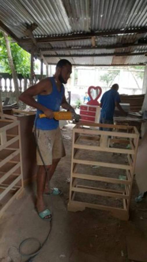 Así es la nueva vida del futbolista Manuel Doño en el taller de ebanistería