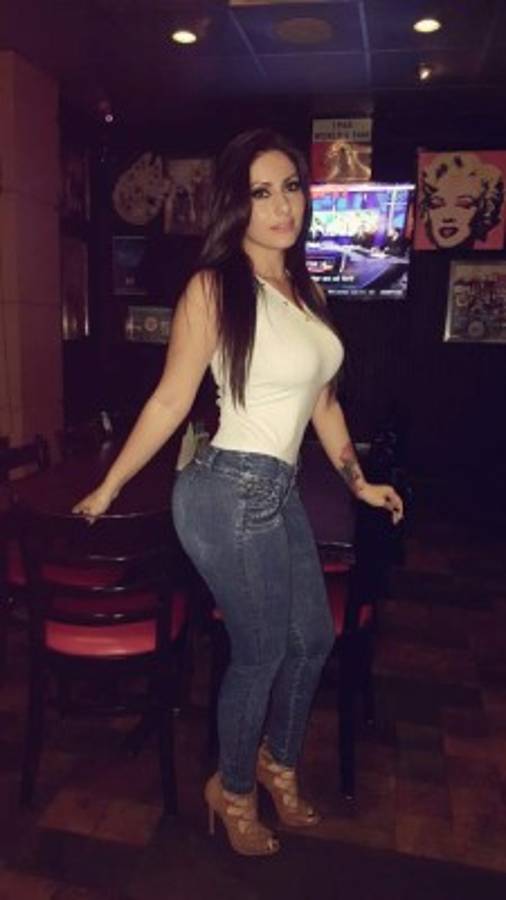 Ariana Herchi, la guapísima fan del Marathón, enciende las redes sociales con sus fotos