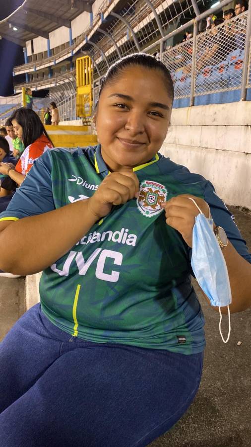 La verdolaga Nicole Arévalo asistió al estadio para apoyar a su equipo que cayó por 2-0 ante el Vida.