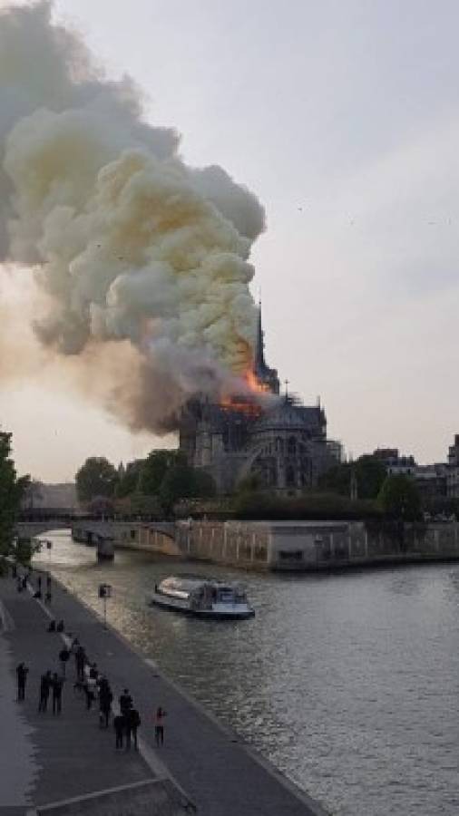 Tristes imágenes: Así agarró fuego la reconocida catedral de Notre Dame en París