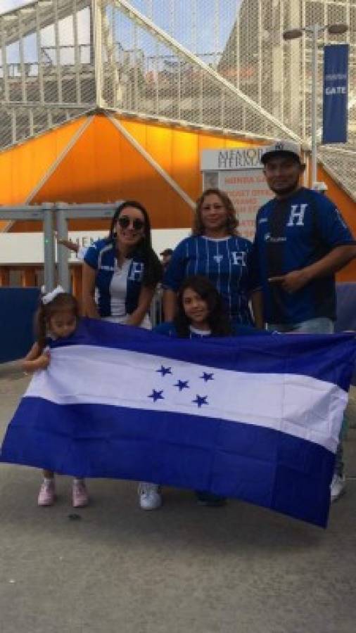 Esposa de Emilio Izaguirre deslumbra en juego de Honduras ante Curazao por la Copa Oro 2019