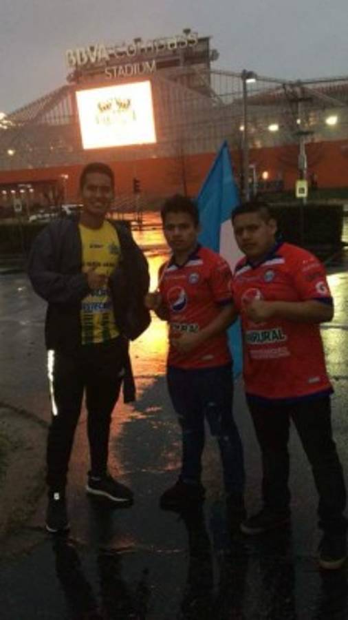 ¡Ni la lluvia los detuvo! Afición del Guastatoya puso el ambiente en el BBVA Compass Stadium