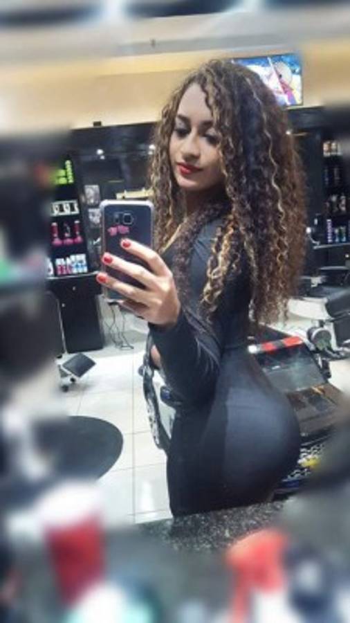 Diana Johnson, la sexi aficionada que calienta el Real España-Marathón