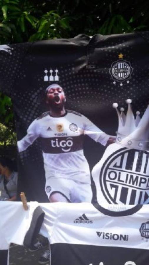 Locura total en Paraguay: Así fue el debut oficial de Adebayor con el Olimpia en un clásico