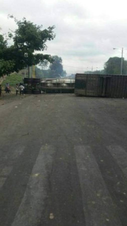 FOTOS: Martes de caos en la zona norte con rastras y postas policiales quemadas