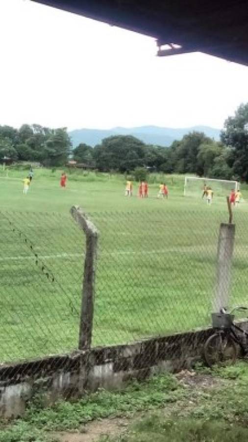 Así luce en completo abandono el estadio Milton Flores de La Lima que invadieron