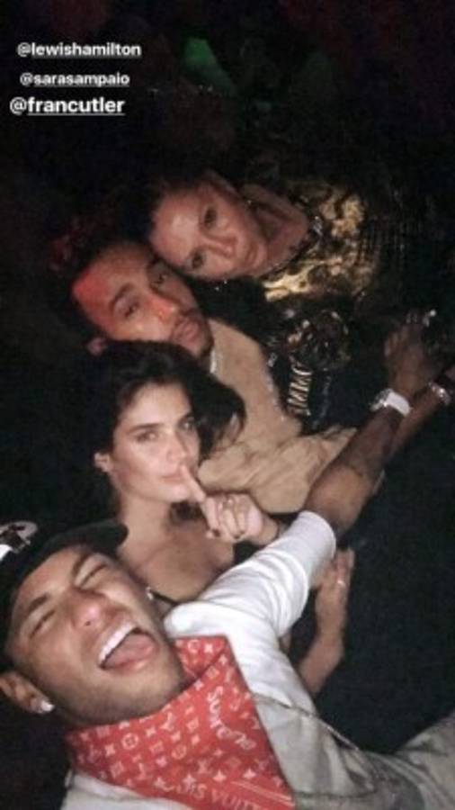 Neymar se va de fiesta con el piloto Lewis Hamilton y estas tres muñecas