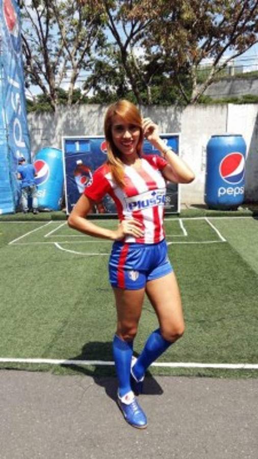 Bellas modelos engalanaron la vuelta de semis entre Municipal y Comunicaciones