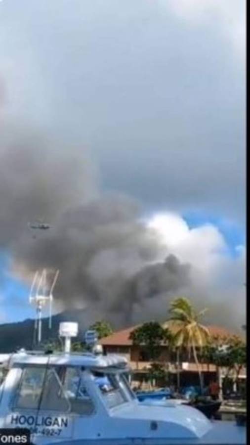 ¡Zozobra! Voraz incendio consume alrededor de 40 viviendas en la isla de Guanaja