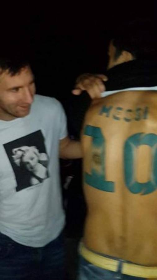 INCREÍBLE: Ellos son los aficionados que plasmaron a sus ídolos en su piel