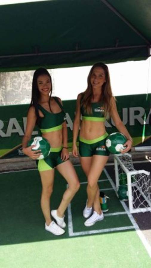 Bellas modelos engalanaron la vuelta de semis entre Municipal y Comunicaciones