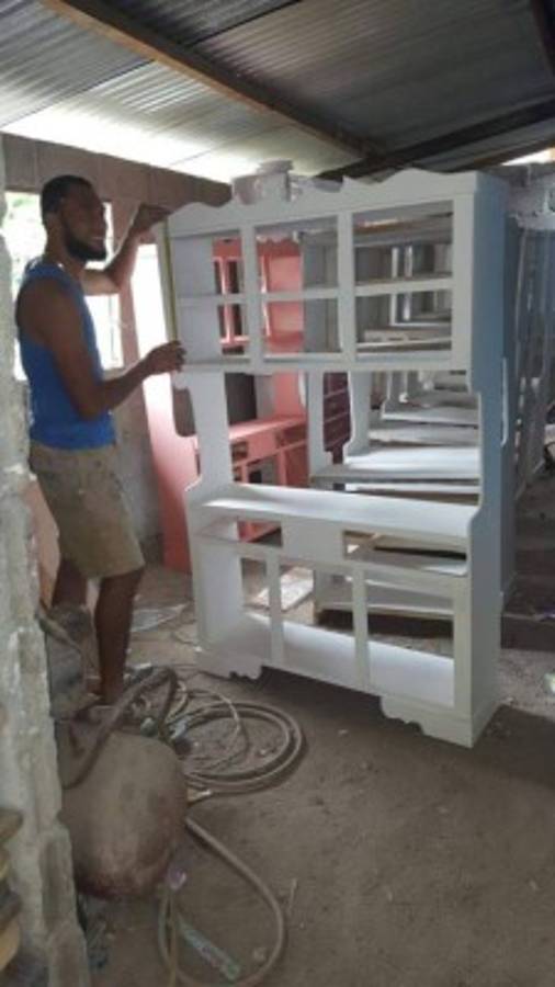 Así es la nueva vida del futbolista Manuel Doño en el taller de ebanistería