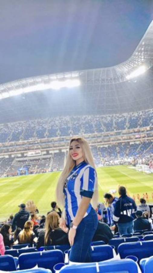 Espectacular recibimiento a Rayados, exDT del Real España homenajeado en el BBVA Bancomer