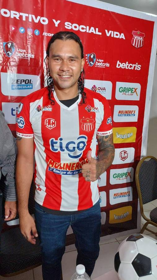 Así ha sido el primer día del mexicano ‘Gullit’ Peña en Honduras: ya se puso la roja del Vida, el dorsal que lucirá y su promesa