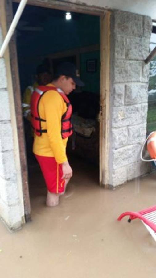 El impactante rescate de un niño sobre las bravas aguas de un río en Omoa