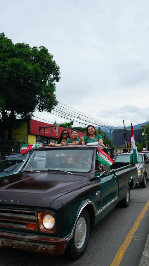Marathón inaugura su mes de centenario: así fue la caravana del Monstruo Verde en San Pedro Sula; bellas chicas