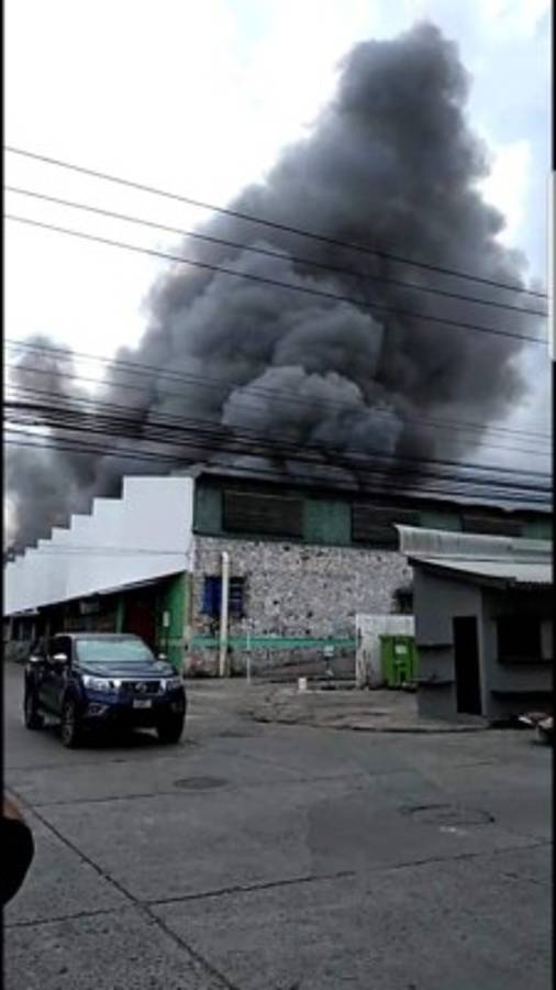 Primeras imágenes del brutal incendio en el mercado Guamilito de San Pedro Sula