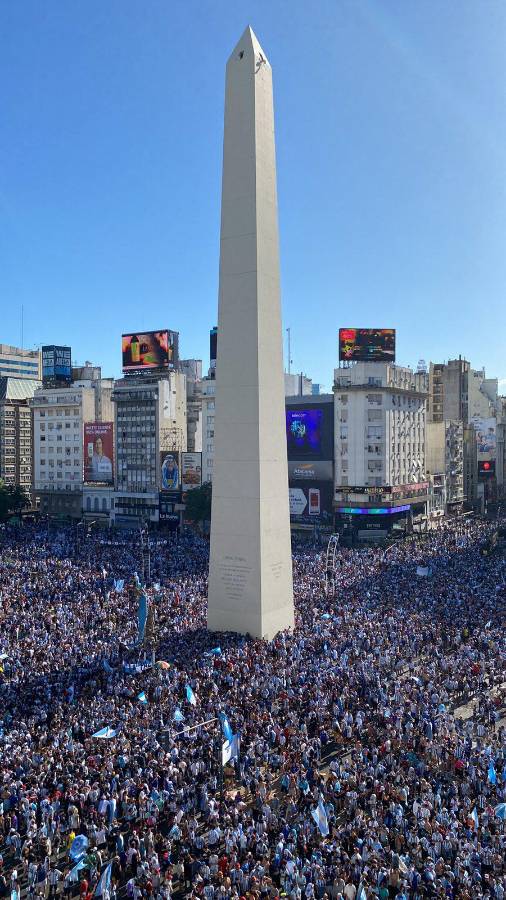 Una marea de gente y feriado nacional: Locura total en el Obelisco por el título de Argentina en la Copa del Mundo