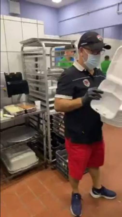 Volpi y Espíndola reparten comida a los más necesitados en medio del coronavirus