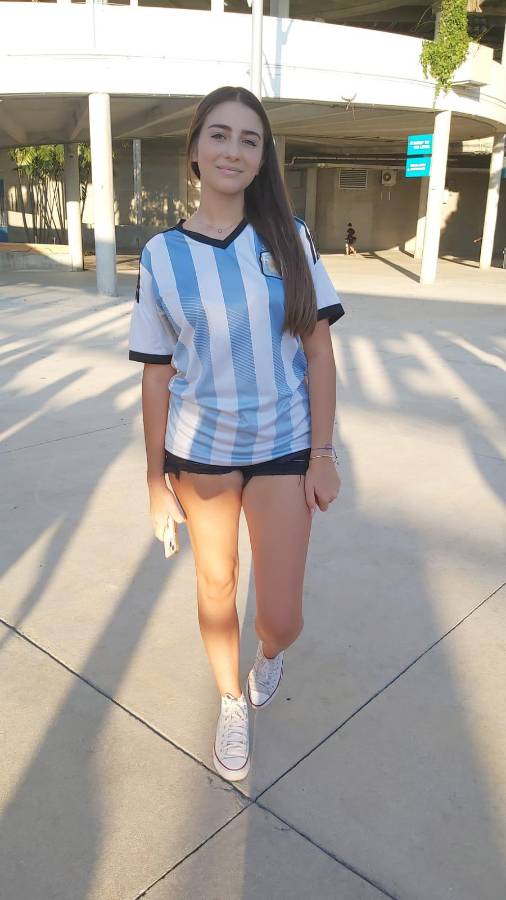 ¡Un espectáculo! La deslumbrante pasarela en el Argentina-Honduras: derroche de belleza en el Hard Rock de Miami