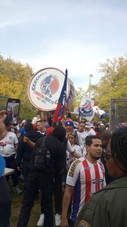 Olimpia deslumbra con ambientazo en New Orleans: banderazo y tremenda asistencia en amistoso