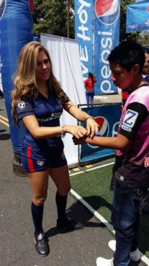 Bellas modelos engalanaron la vuelta de semis entre Municipal y Comunicaciones