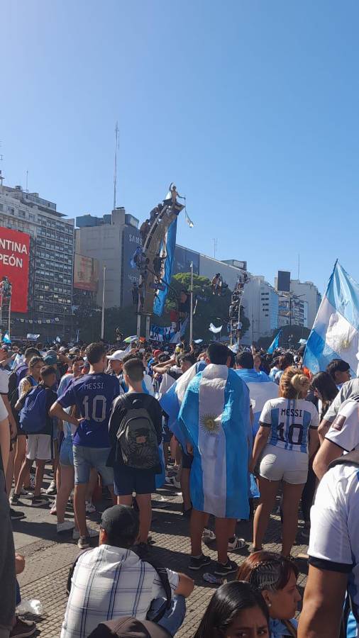Una marea de gente y feriado nacional: Locura total en el Obelisco por el título de Argentina en la Copa del Mundo