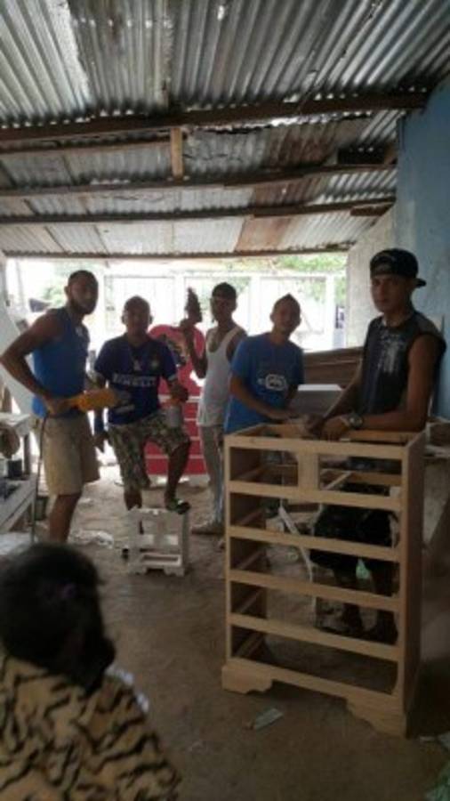 Así es la nueva vida del futbolista Manuel Doño en el taller de ebanistería