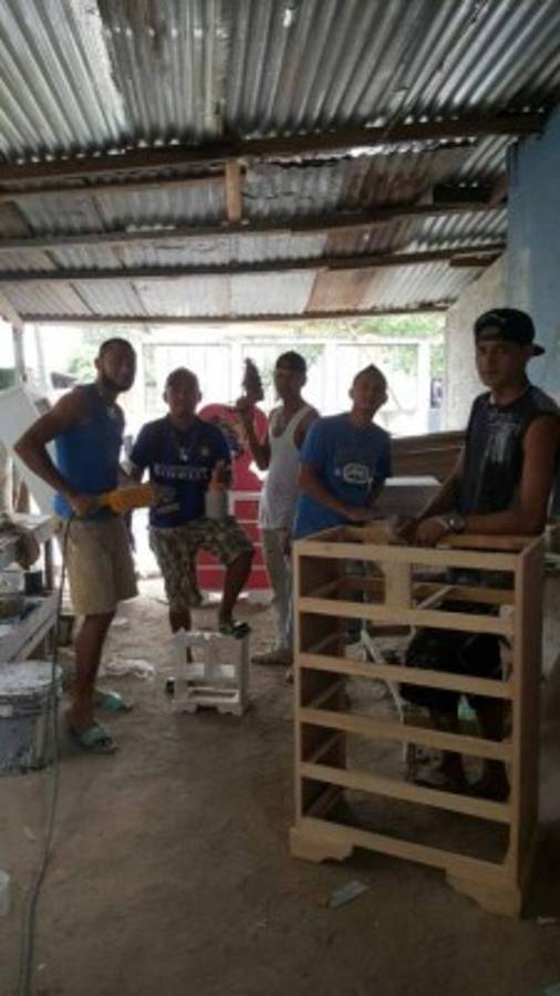Así es la nueva vida del futbolista Manuel Doño en el taller de ebanistería